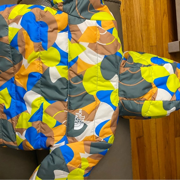 The North Face Multicolor Patterned/Furry Baby Boy Reversible Jacket Size 0-3 M - Picture 6 of 8
